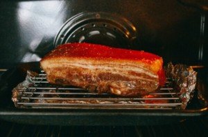 Cách làm thịt heo quay giòn bằng lò nướng Faster